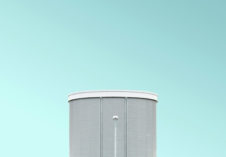 gray high-rise building