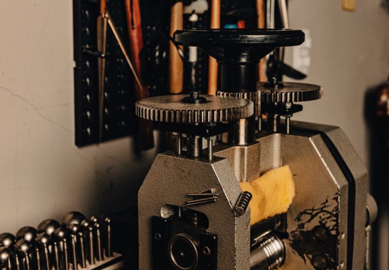 a machine with a yellow sponge on it